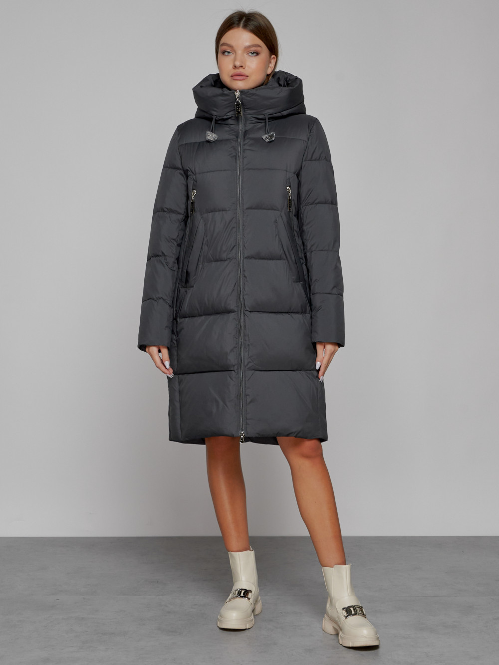 Купить Пальто утепленное с капюшоном зимнее женское темно-серого цвета 51155TC