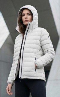 Куртка женская стёганая с капюшоном с графеновой подкладкой купить оптом от производителя в Москве 9624_1SB