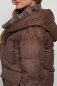 Купить Зимняя женская куртка модная с капюшоном коричневого цвета 133105K, фото 16