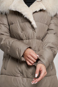 Купить Пальто утепленное с капюшоном и мехом зимнее женское коричневого цвета 133203K, фото 15
