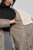 Купить Пальто утепленное с капюшоном и мехом зимнее женское коричневого цвета 133203K, фото 17