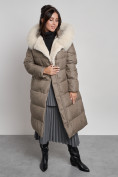 Купить Пальто утепленное с капюшоном и мехом зимнее женское коричневого цвета 133203K, фото 19