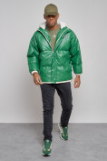 Купить Куртка из экокожи мужская с плюшевым капюшон зеленого цвета 28132Z, фото 11