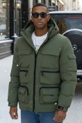 Купить Куртка спортивная мужская зимняя с капюшоном зеленого цвета 3222Z