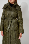 Купить Пальто утепленное стеганое зимнее женское  темно-зеленого цвета 448601TZ, фото 16