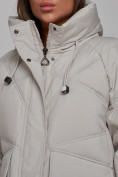 Купить Пальто утепленное молодежное зимнее женское светло-серого цвета 52330SS, фото 14