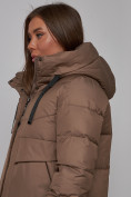Купить Пальто утепленное молодежное зимнее женское коричневого цвета 52331K, фото 14