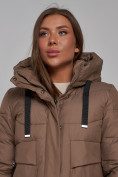 Купить Пальто утепленное молодежное зимнее женское коричневого цвета 52331K, фото 18