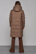 Купить Пальто утепленное молодежное зимнее женское коричневого цвета 52331K, фото 4