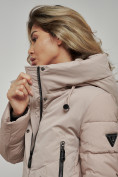 Купить Зимняя женская куртка молодежная с капюшоном коричневого цвета 589006K, фото 18