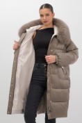 Купить Пальто зимнее утепленное с мехом и капюшоном тренд коричневого цвета 7629K, фото 15