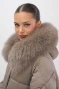 Купить Пальто зимнее утепленное с мехом и капюшоном тренд коричневого цвета 7629K, фото 17