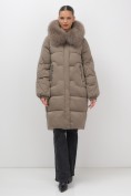 Купить Пальто зимнее утепленное с мехом и капюшоном тренд коричневого цвета 7629K, фото 7