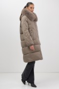 Купить Пальто зимнее утепленное с мехом и капюшоном тренд коричневого цвета 7629K, фото 9
