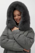 Купить Пальто зимнее утепленное с мехом и капюшоном тренд темно-зеленого цвета 7630TZ, фото 15
