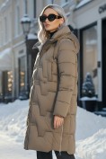 Купить Пальто зимнее утепленное с капюшоном женское коричневого цвета 7638K, фото 4