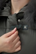 Купить Куртка зимняя женская с мехом и капюшоном тренд темно-зеленого цвета 7639TZ, фото 14