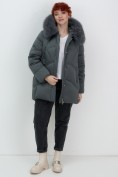 Купить Куртка зимняя женская с мехом и капюшоном тренд темно-зеленого цвета 7656TZ, фото 16