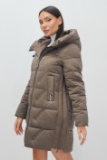 Купить Куртка зимняя женская классическая с капюшоном коричневого цвета 7671K, фото 11