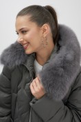 Купить Пальто зимнее утепленное с мехом и капюшоном тренд темно-зеленого цвета 7753TZ, фото 12