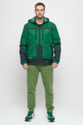 Купить Куртка спортивная мужская с капюшоном зеленого цвета 8815Z