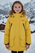 Купить Куртка парка зимняя подростковая для девочки с капюшоном и мехом желтого цвета 9448J